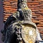 Châteaumeillant : Acrotère-une grue portant un écusson aux armoiries de Jean d'Albret.